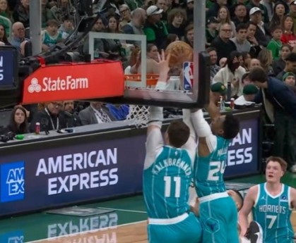 抢着吃饼！克尼佩尔抛传米勒与卡尔克布伦纳同时起跳完成空接得分